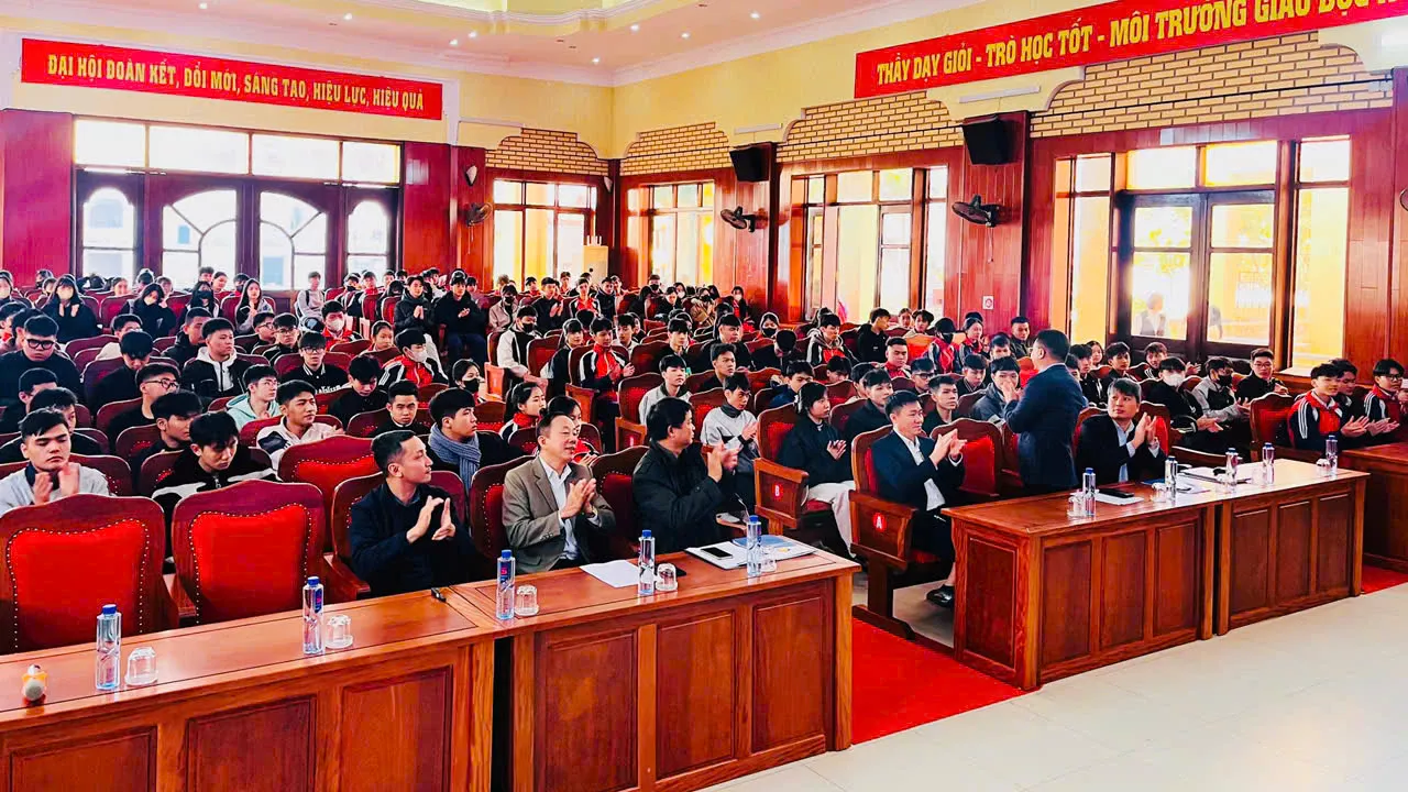 Trường Cao đẳng Công nghiệp và Xây dựng tập huấn ứng dụng trí tuệ nhân tạo và an toàn mạng trong học tập