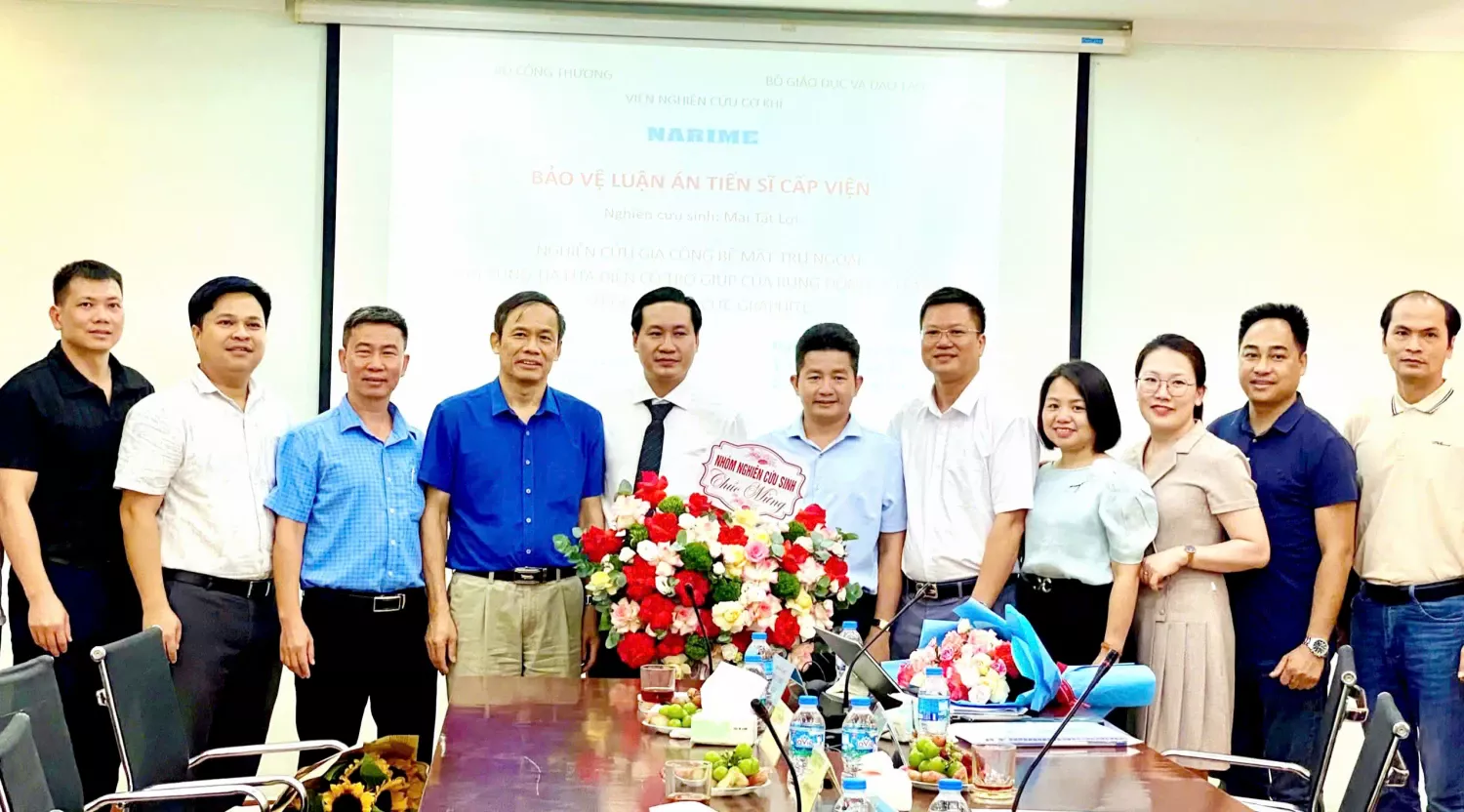 Bảo vệ luận án Tiến sĩ đề tài “Nghiên cứu gia công bề mặt trụ ngoài khi xung tia lửa điện có trợ giúp của rung động siêu âm sử dụng điện cực graphite”