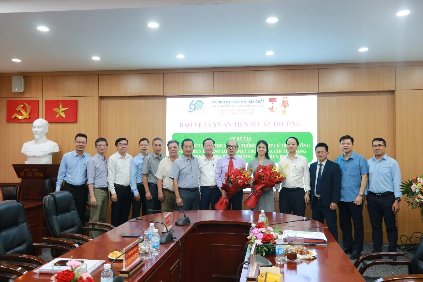 Bảo vệ Luận án Tiến sĩ: Nghiên cứu lựa chọn một số thông số hợp lý trong công nghệ phun phủ tạo lớp bề mặt trong chi tiết dạng trụ chịu mài mòn bằng phương pháp phun phủ HVOF
