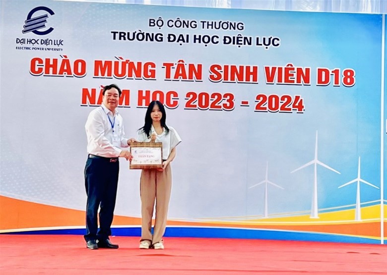 Trường Đại học Điện lực đón mừng tân sinh viên khóa D18