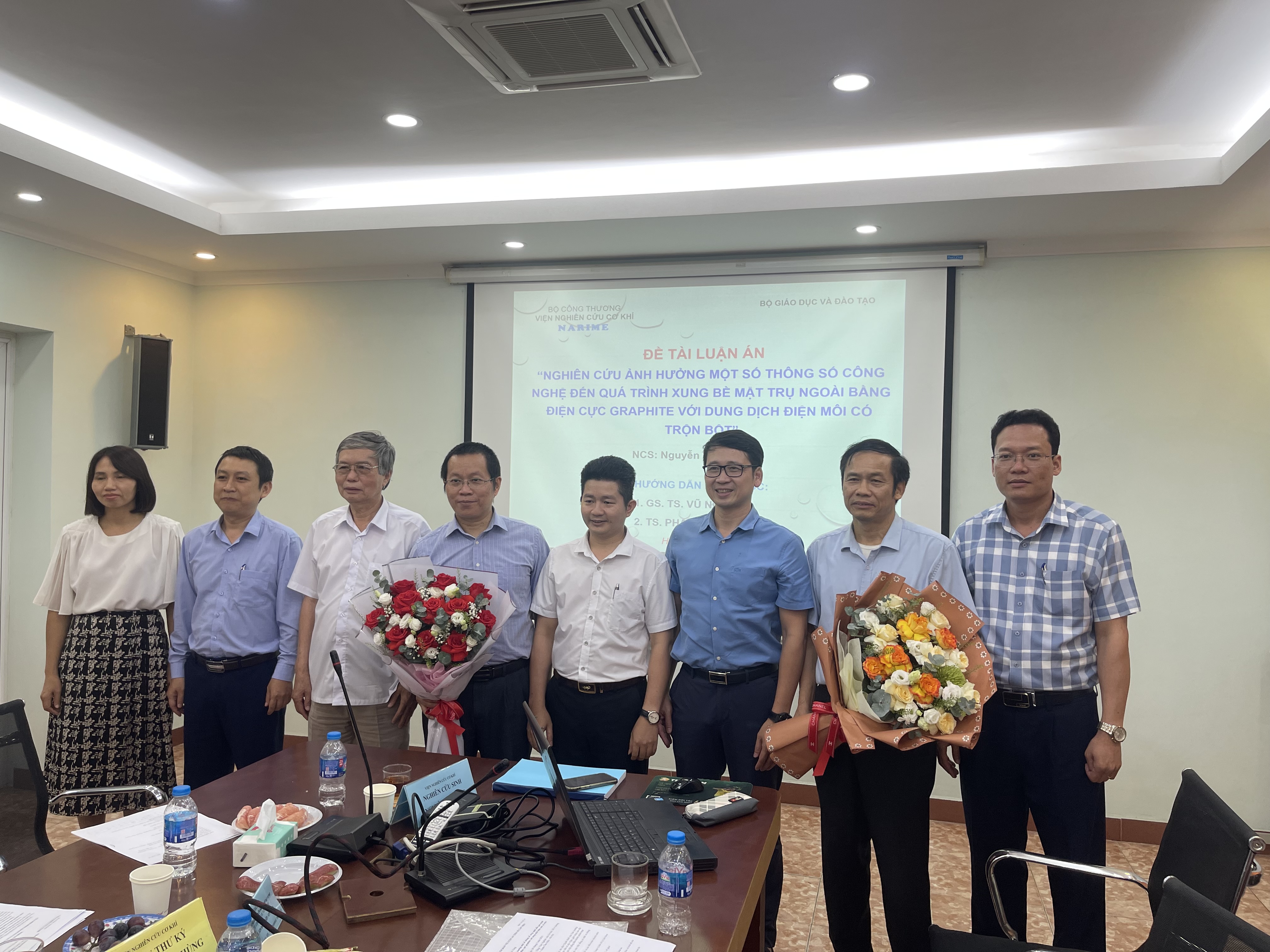 Nghiên cứu ảnh hưởng một số thông số công nghệ đến quá trình xung bề mặt trụ ngoài bằng điện cực graphite với dung dịch điện môi có trộn bột